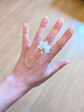 Charger l&#39;image dans la galerie, Bague Petite Orchidée blanche
