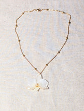 Charger l&#39;image dans la galerie, Collier Orchidée blanche
