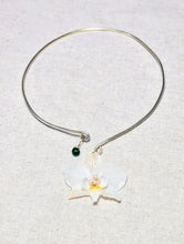Charger l&#39;image dans la galerie, Collier Orchidée blanche ras-de-cou
